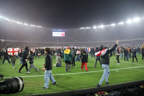 Οι παίκτες της εθνικής Γεωργίας πανηγυρίζουν μαζί με χιλιάδες οπαδούς τους την πρόκριση στα τελικά του Euro 2024 μετά από τη  νίκη απέναντι στην Ελλάδα στα πέναλτι | 26 Μαρτίου 2024