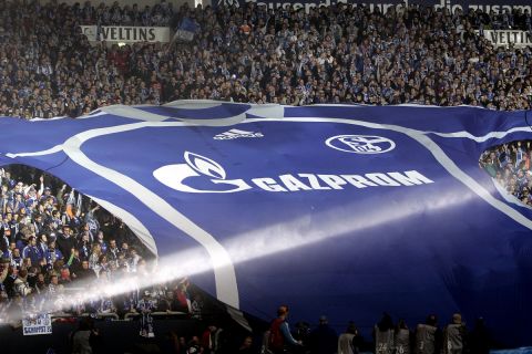 Οι οπαδοί της Σάλκε απλώνουν μία τεράστια φανέλα της ομάδας τους με το σήμα της Gazprom κατά τη διάρκεια αγώνα στην Βέλτινς Αρένα με την Γκελζενκίρχεν