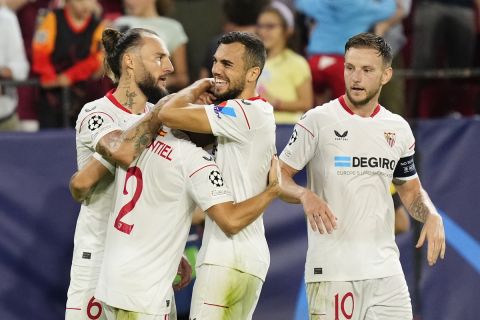 Οι παίκτες της Σεβίλλης πανηγυρίζουν γκολ που σημείωσαν κόντρα στην Κοπεγχάγη για τη φάση των ομίλων του Champions League 2022-2023 στο "Ραμόν Σάντσεθ Πιθχουάν", Σεβίλλη | Τρίτη 25 Οκτωβρίου 2022