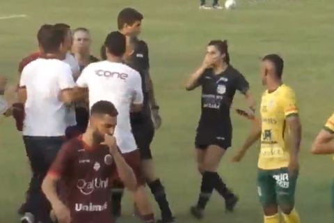 Ο προπονητής της βραζιλιάνικης Ντεπορτίβο Φεροβιάρα έριξε κουτουλιά σε γυναίκα βοηθό διαιτητή 