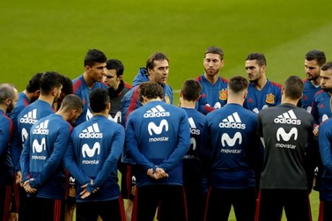 Spain's coach Julen Lopetegui, top third left, gives instructions during a training session at the Wanda Metropolitano stadium in Madrid, Monday, March 26, 2018. Spain will play an international friendly soccer match with Argentina on Tuesday 27. (AP Photo/Francisco Seco)