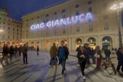 Τζανλούκα Βιάλι: Το συγκινητικό "αντίο" στην κεντρική πλατεία της Γένοβας