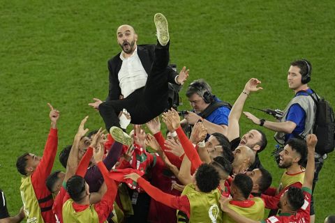 Οι παίκτες του Μαρόκου σήκωσαν στα χέρια τον Ρεγκραγκί