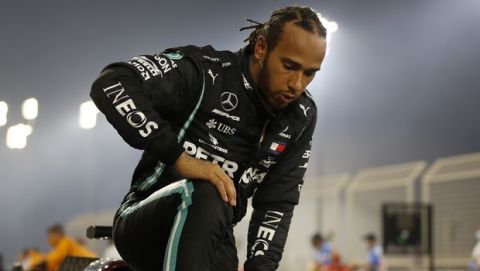 Ο Λουίς Χάμιλτον βγαίνει από την Mercedes του στο Μπαχρέιν την 1η Δεκεμβρίου του 2020.