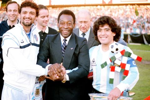 Ο Πελέ λαμβάνει από τη FIFA το μετάλλιο τιμής δίπλα στον Μαραντόνα και τον Αλτομπέλι