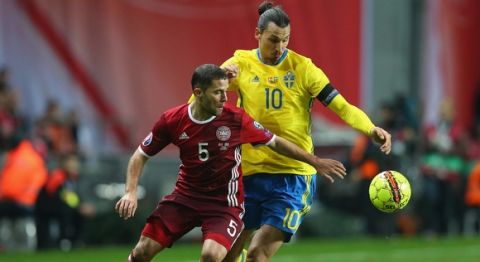 COPENHAGEN, DENMARK - NOVEMBER 17:  Riza Durmisi of Denmark and Zlatan Ibrahimovic of Sweden compete for the ball during the UEFA EURO 2016 Qualifier Play-Off Second Leg match between Denmark and Sweden at Parken Stadium on November 17, 2015 in Copenhagen, Denmark.  (Photo by Alex Livesey/Getty Images)