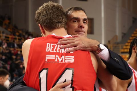 Η αγκαλιά του Γιώργου Μπαρτζώκα με τον Σάσα Βεζένκοβ