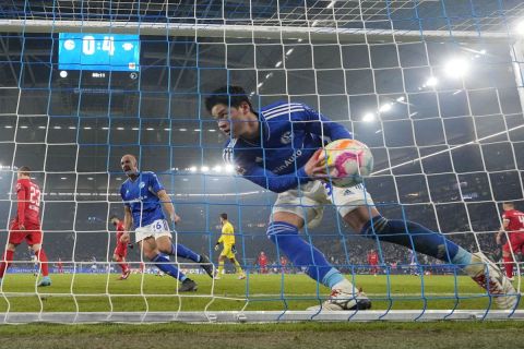 Ο Σοϊτσίρο Κοζούκι πανηγυρίζει το γκολ του στο παιχνίδι της Σάλκε με τη Λειψία
