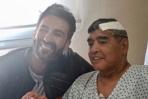 Ο Μαραντόνα μετά την επέμβαση στο κεφάλι με τον γιατρό του Λεοπόλντο Λούκε