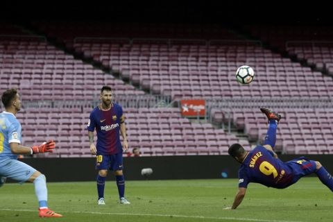 Barcelona's Luis Suarez kicks the ball during the Spanish La Liga soccer match between Barcelona and Las Palmas at the Camp Nou stadium in Barcelona, Spain, Sunday, Oct. 1, 2017. Barcelona's Spanish league game against Las Palmas is played without fans amid the controversial referendum on Catalonia's independence. (AP Photo/Manu Fernandez)
