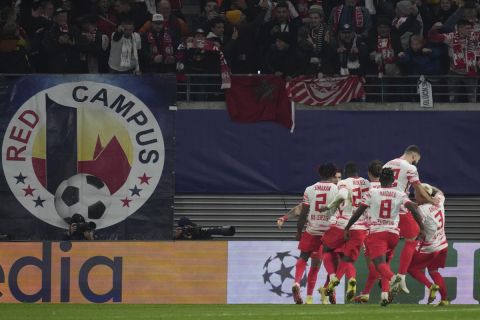 Οι παίκτες της Λειψίας πανηγυρίζουν το γκολ της ισοφάρισης κόντρα στην Παρί για το Champions League