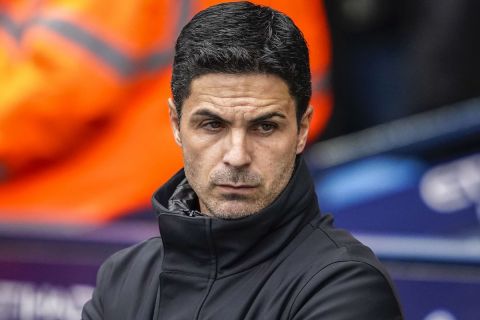Arsenal's manager Mikel Arteta looks out from the bench prior the English Premier League soccer match between Manchester City and Arsenal at the Etihad stadium in Manchester, England, Sunday, March 31, 2024. (AP Photo/Dave Thompson)