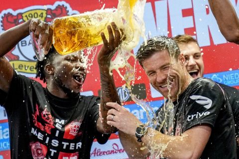 Οι παίκτες της Λεβερκούζεν μπουγελώνουν τον προπονητή τους, Τσάμπι Αλόνσο, έπειτα από την κατάκτηση της Bundesliga 2023-2024 στην "Μπαϊαρένα", Λεβερκούζεν | Κυριακή 14 Απριλίου 2024