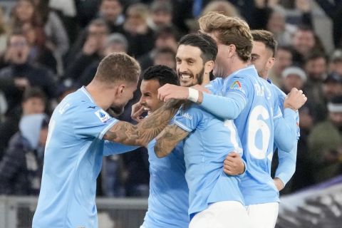Οι παίκτες της Λάτσιο πανηγυρίζουν γκολ που σημείωσαν κόντρα στον Κάλιαρι τη Serie A 2023-2024 στο "Ολίμπικο", Ρώμη | Σάββατο 2 Δεκεμβρίου 2023