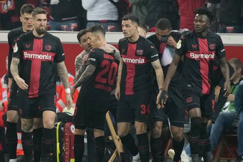 Οι παίκτες της Λεβερκούζεν πανηγυρίζουν γκολ που σημείωσαν κόντρα στην Καϊζερσλάουτερν για τα ημιτελικά του DFB-Pokal 2023-2024 στην "Μπαϊαρένα", Λεβερκούζεν | Τετάρτη 3 Απριλίου 2024