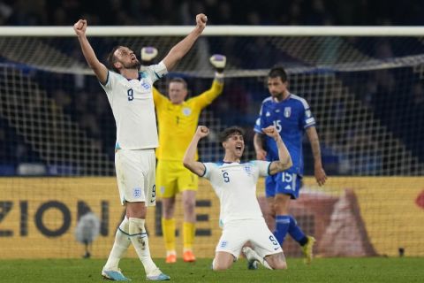 Ο Χάρι Κέιν πανηγυρίζει τη νίκη της Αγγλίας επί της Ιταλίας στα προκριματικά του Euro 2024.