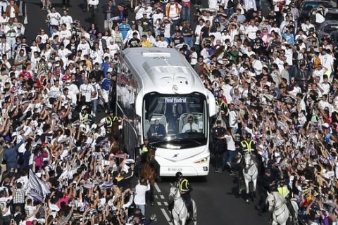 Real Madrid supporters gather around the stadium as the bus with Real Madrid soccer players arrive before the Champions League semifinal first leg soccer match between Real Madrid and Atletico Madrid at the Santiago Bernabeu stadium in Madrid, Spain, Tuesday, May 2, 2017. (AP Photo/Francisco Seco)