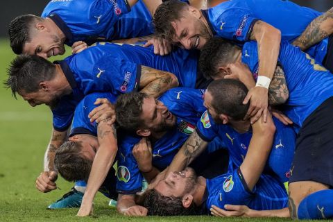 Οι παίκτες της Ιταλίας πανηγυρίζουν ένα γκολ επί της Ελβετίας | 16 Ιουνίου 2021