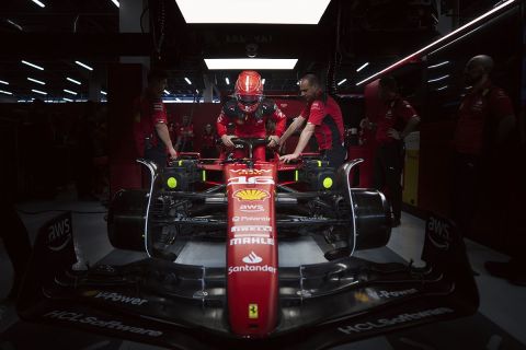 Ο Σαρλ Λεκλέρ με το μονοθέσιο της Ferrari