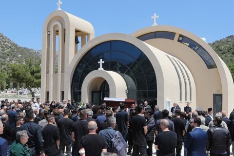 Πλήθος κόσμου στην κηδεία του Γιώργου Χριστοβασίλη