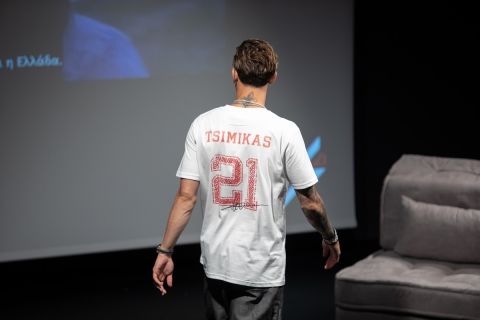 Ο Κώστας Τσιμίκας, με t-shirt από την επίσημη συλλογή merchandise που παρουσιάστηκε στο event.