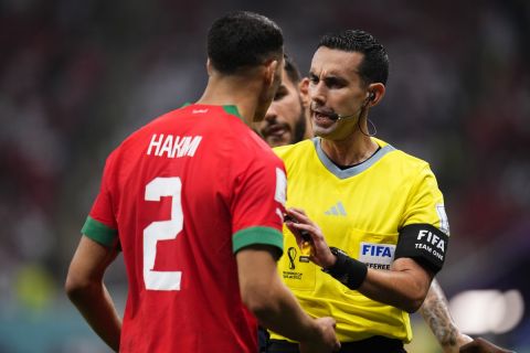 Ο Ασράφ Χακιμί του Μαρόκου σε στιγμιότυπο με το διαιτητή Σέσαρ Ράμος κόντρα στη Γαλλία για το Παγκόσμιο Κύπελλο 2022 στο "Αλ Μπαΐτ", Αλ Κορ | Τετάρτη 14 Δεκεμβρίου 2022