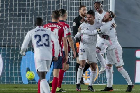 Οι παίκτες της Ρεάλ πανηγυρίζουν το γκολ του Καζεμίρο κόντρα στην Ατλέτικο