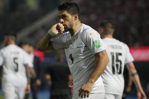 Ο Λουίς Σουάρες πανηγυρίζει το γκολ του στο παιχνίδι της Ουρουγουάης με την Παραγουάη για τα προκριματικά του Μουντιάλ