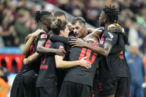 Οι παίκτες της Λεβερκούζεν πανηγυρίζουν γκολ που σημείωσαν κόντρα στη Φράιμπουργκ για την Bundesliga 2023-2024 στην "Μπαϊαρένα", Λεβερκούζεν | Κυριακή 29 Οκτωβρίου 2023