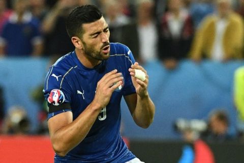 Italy's forward Pelle reacts after missing spot-kicks during a penalty shoot-out in the Euro 2016 quarter-final football match between Germany and Italy at the Matmut Atlantique stadium in Bordeaux on July 2, 2016.
 / AFP PHOTO / VINCENZO PINTO