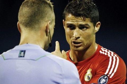 Cristiano Ronaldo (R) of Real Madrid complains to referee Svein Oddvar Moen during their Champions League Group D soccer match against Dinamo Zagreb at the Maksimir stadium in Zagreb September 14, 2011. REUTERS/Nikola Solic (CROATIA - Tags: SPORT SOCCER)