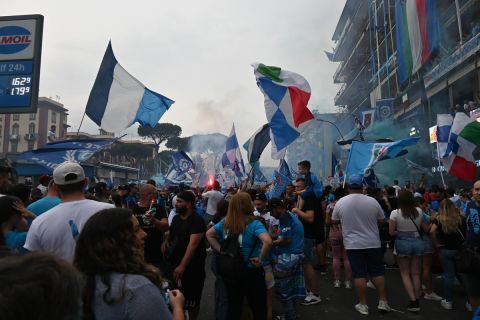 Το SPORT24 στη Νάπολη: Εντυπωσιακές φωτογραφίες από την γιορτή έξω από το γήπεδο