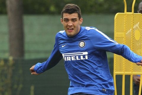 COMO, ITALY - AUGUST 14:  Mateo Kovacic of FC Internazionale Milano kicks a ball during FC Internazionale training session at the club's training ground on August 14, 2015 in Appiano Gentile Como, Italy.  (Photo by Marco Luzzani - Inter/Getty Images)