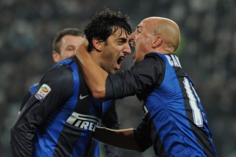 TURIN, ITALY - NOVEMBER 03:  Diego Milito (L) of FC Internazionale Milano celebrates his goal with team-mates Esteban Cambiasso during the Serie A match between Juventus FC and FC Internazionale Milano at Juventus Arena on November 3, 2012 in Turin, Italy.  (Photo by Valerio Pennicino/Getty Images)