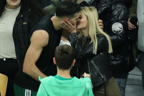Κώστας Σλούκας: Το τρυφερό φιλί με τη σύζυγό του μετά από τον θρίαμβο επί της Μπαρτσελόνα