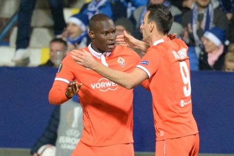Nikola Kalinic of ACF Fiorentina celebrates with his team mate Khouma Babacar after scoring  during Europa League football match FC Slovan Liberec v ACF Fiorentina at U Nisy Stadium in Liberec, on October 20, 2016.                                                                   / AFP / Michal Cizek        (Photo credit should read MICHAL CIZEK/AFP/Getty Images)