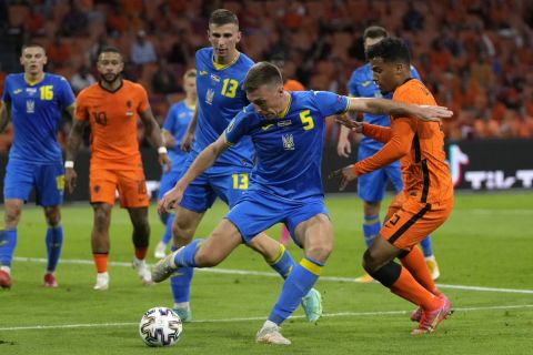 Ο Σεργκέι Σιντόρτσουκ της Ουκρανίας σε στιγμιότυπο της αναμέτρησης με την Ολλανδία για τη φάση των ομίλων του Euro 2020 στην "Γιόχαν Κρόιφ Αρένα", Άμστερνταμ | Κυριακή 13 Ιουνίου 2021