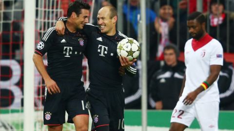 MUNICH, GERMANY - NOVEMBER 07:  Claudio Pizarro (L) of Muenchen celebrates his team's fifth goal with team mate Arjen Robben during the UEFA Champions League group F match between FC Bayern Muenchen and LOSC Lille at Allianz Arena on November 7, 2012 in Munich, Germany.  (Photo by Alex Grimm/Bongarts/Getty Images)