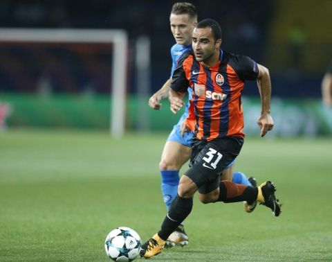 Shakhtar's Ismaily, right, runs for the ball in front of Napoli's Piotr Zielinski during the Group F Champions League soccer match between Shakhtar Donetsk and Napoli at the Metalist Stadium in Kharkiv, Ukraine, Wednesday, Sept. 13, 2017. (AP Photo/Efrem Lukatsky)