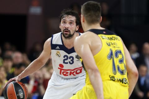 Real Madrid's Sergio Llull, left, controls the ball as Fenerbahce's Bogdan Bogdanovic defends during their Final Four Euroleague semifinal basketball match at Sinan Erdem Dome in Istanbul, Friday, May 19, 2017. (AP Photo/Lefteris Pitarakis)