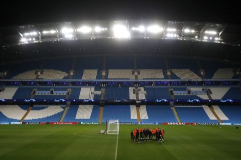 Shakhtar Donetsk manager Luis Castro speaks to his players during the team training session at the Etihad Stadium in Manchester, England, Monday Nov. 25, 2019. Shakhtar Donetsk will play Manchester City in a Champions League Group C soccer match on Tuesday. (Martin Rickett/PA via AP)