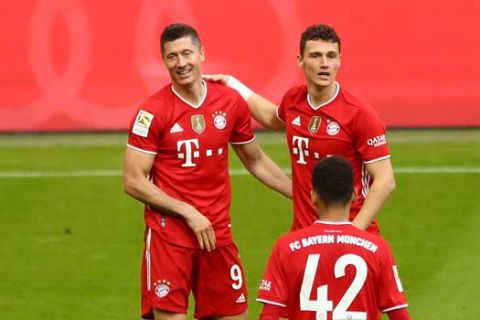 Ο Ρόμπερτ Λεβαντόβσκι της Μπάγερν πανηγυρίζει γκολ που σημείωσε κόντρα στην Γκλάντμπαχ για την Bundesliga 2020-2021 στην "Άλιαντς Αρένα", Μόναχο | Σάββατο 8 Μαΐου 2021