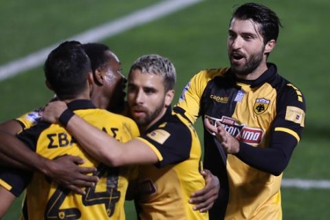 Οι παίκτες της ΑΕΚ πανηγυρίζουν το γκολ του Λιβάι Γκαρσία κόντρα στον Απόλλωνα για την 12η αγωνιστική της Super League Interwetten.