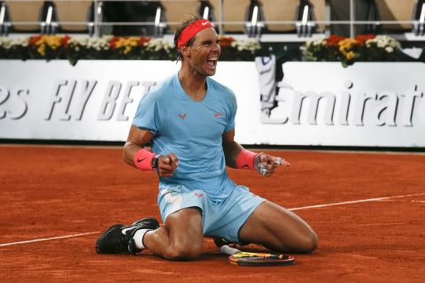 Ο Ραφαέλ Ναδάλ πανηγυρίζει την κατάκτηση του Roland Garros)