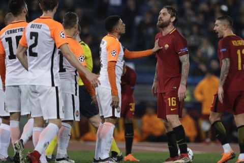 Roma's Daniele de Rossi takes on Shakhtar players during a Champions League round of 16 second-leg soccer match between Roma and Shakhtar Donetsk, at the Rome Olympic stadium, Tuesday, March 13, 2018. (AP Photo/Gregorio Borgia)