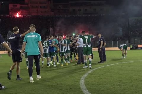 Οι παίκτες του Παναθηναϊκού πανηγυρίζουν μετά τη νίκη κόντρα στην ΑΕΚ