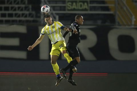 Ο Φακούντο Αλμάδα κόντρα στον Εντιμάρ Κουριτι της Μπραγκαντίνο στο Copa Sudamericana