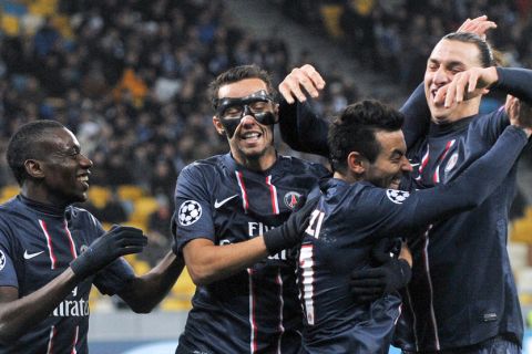 Paris Saint-Germain's Ezequiel Lavezzi (2nd R) is congratulated by team mates (from L) Blaise Matuidi, Nene and Zlatan Ibrahimovic after scoring a goal during an UEFA Champions League group A football match in Kiev on November 21, 2012.  AFP PHOTO/GENYA SAVILOV        (Photo credit should read GENYA SAVILOV/AFP/Getty Images)