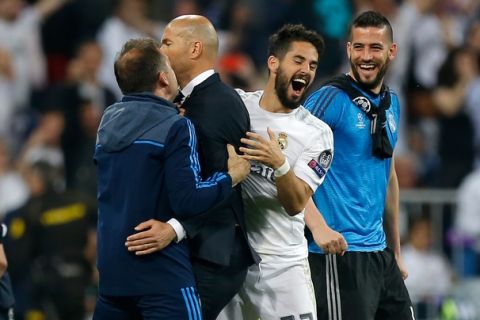 Real Madrid's Isco, 2nd right, celebrates with Real Madrid's coach Zinedine Zidane at the end of the Champions League semifinal second leg soccer match between Real Madrid and Manchester City at the Santiago Bernabeu stadium in Madrid, Wednesday May 4, 2016. Real Madrid won 1-0. (AP Photo/Francisco Seco)