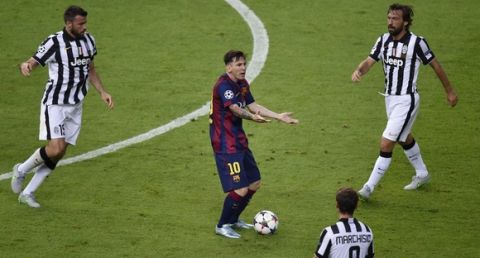 Barcelona's Argentinian forward Lionel Messi (C) and Juventus' players vie for the ball during the UEFA Champions League Final football match between Juventus and FC Barcelona at the Olympic Stadium in Berlin on June 6, 2015.     AFP PHOTO / ODD ANDERSEN        (Photo credit should read ODD ANDERSEN/AFP/Getty Images)